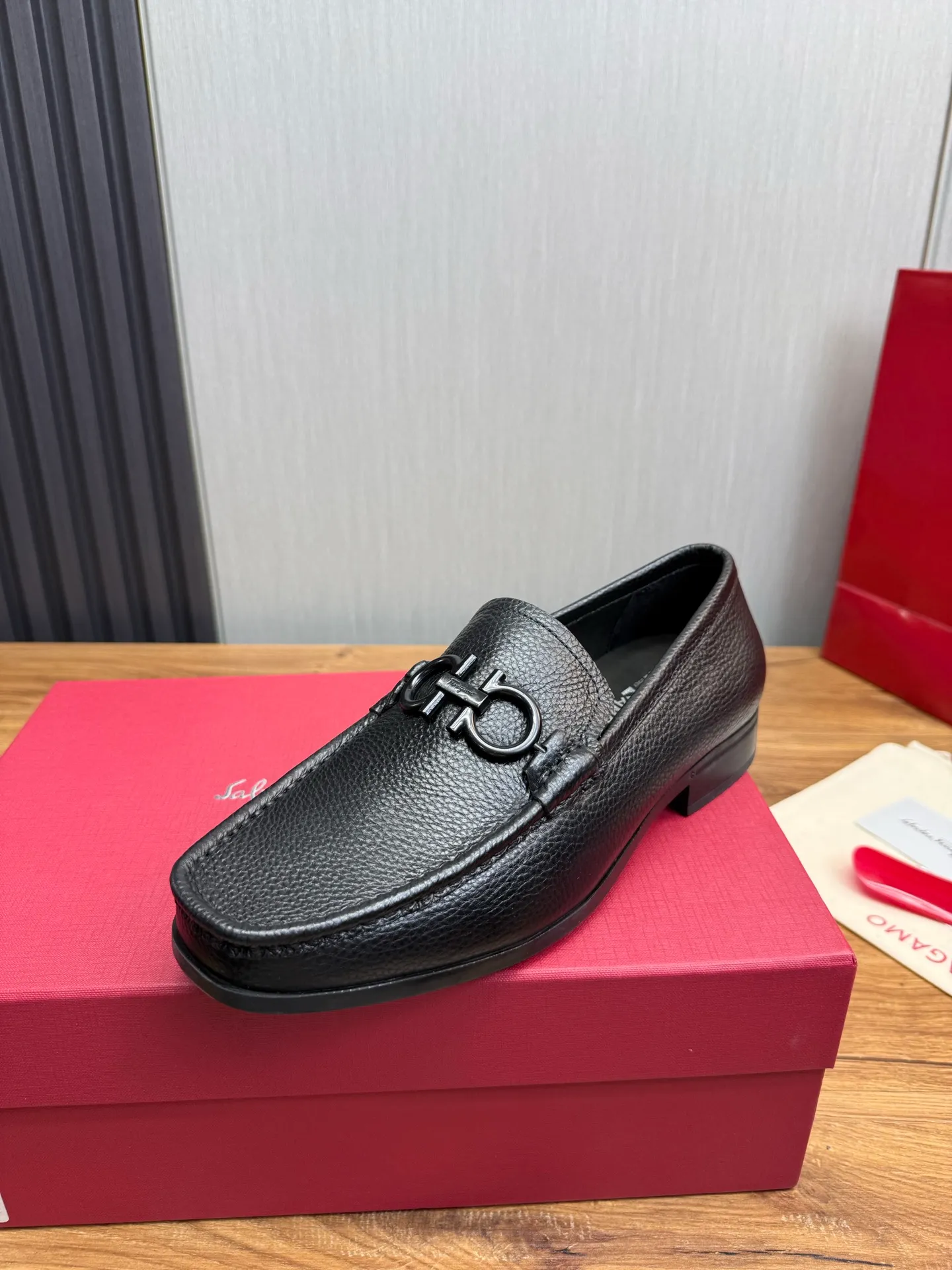 Men's shoes 💰760💰 Ferragamo. [Ferragamo] Men's Loaf leather shoes, the latest hot style, 1:1 original purchase quality, top quality, imported open-edge beaded cowhide leather on the upper, hand-made three-dimensional stitching highlights the round toe design, the inner feet are made of imported cowhide, with original wear-resistant rubber outsole, matching code 39-44, (38, 45 custom-made, non-refundable)